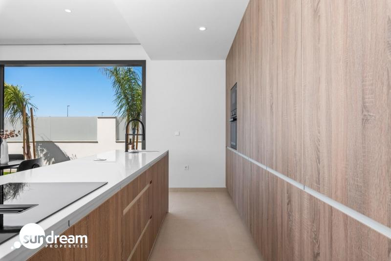 g_42238-25-26 Villa en una sola planta con 3 dormitorios, solarium y piscina privada a la venta en Los Alcazares