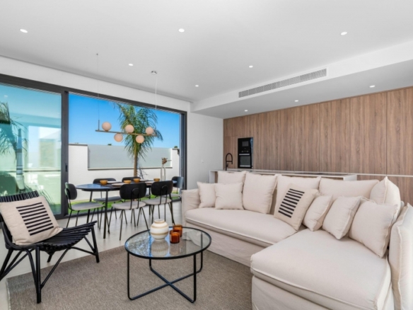Villa en una sola planta con 3 dormitorios, solarium y piscina privada a la venta en Los Alcazares