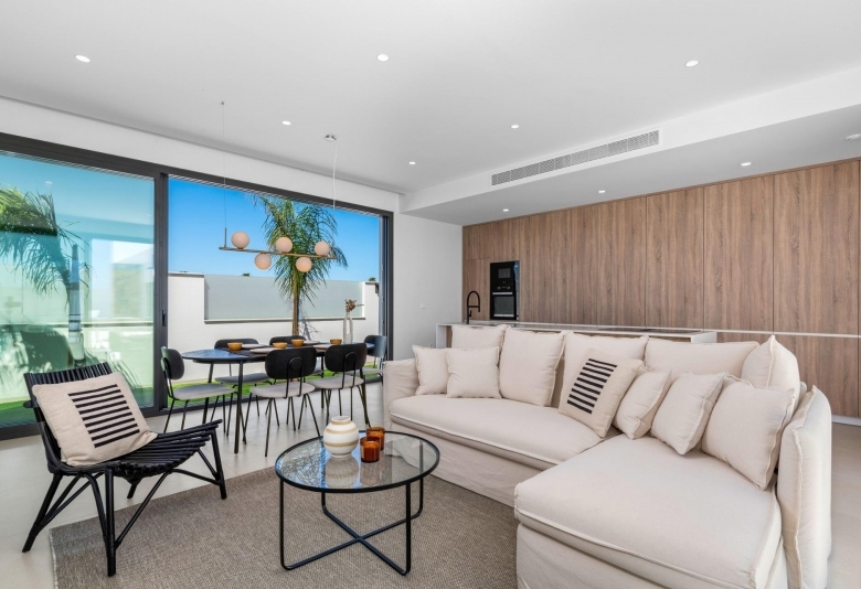 Villa en una sola planta con 3 dormitorios, solarium y piscina privada a la venta en Los Alcazares