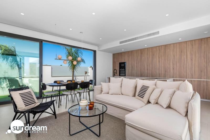 Villa en una sola planta con 3 dormitorios, solarium y piscina privada a la venta en Los Alcazares