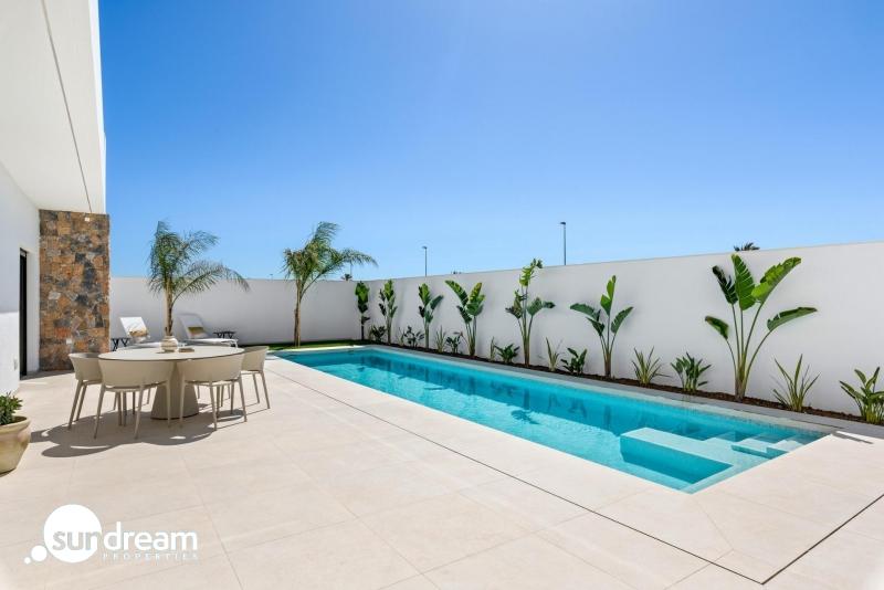 Villa en una sola planta con 3 dormitorios, solarium y piscina privada a la venta en Los Alcazares