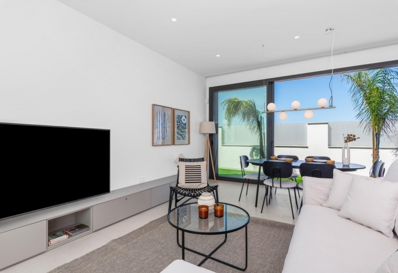 Villa en una sola planta con 3 dormitorios, solarium y piscina privada a la venta en Los Alcazares