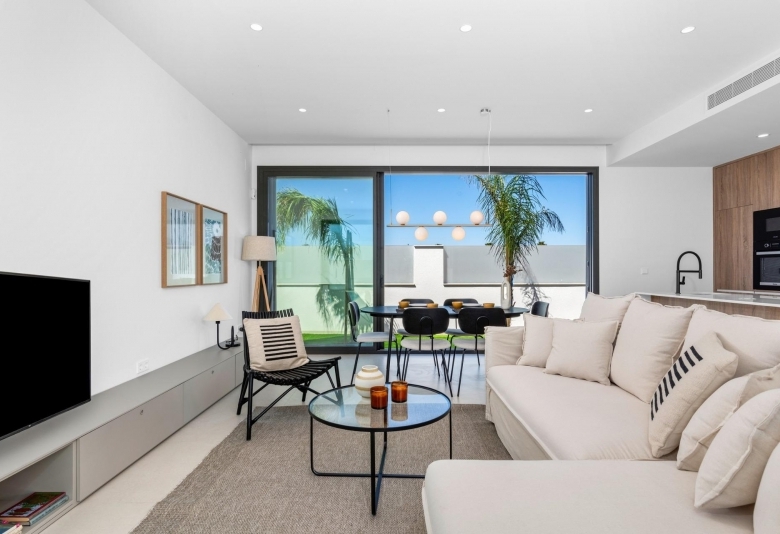 Villa en una sola planta con 3 dormitorios, solarium y piscina privada a la venta en Los Alcazares