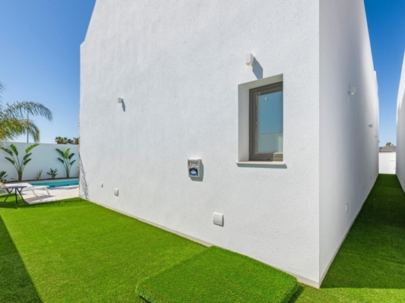 Villa en una sola planta con 3 dormitorios, solarium y piscina privada a la venta en Los Alcazares