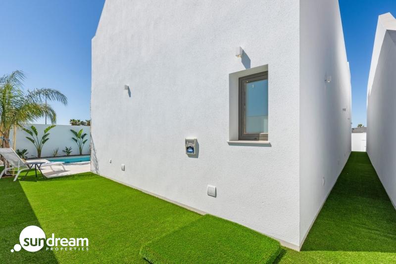 g_42238-25-32 Villa en una sola planta con 3 dormitorios, solarium y piscina privada a la venta en Los Alcazares
