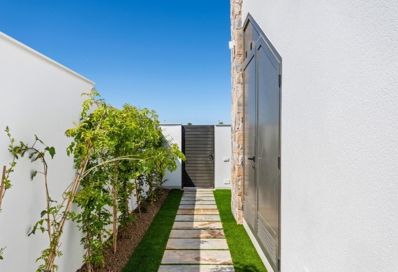 Villa en una sola planta con 3 dormitorios, solarium y piscina privada a la venta en Los Alcazares