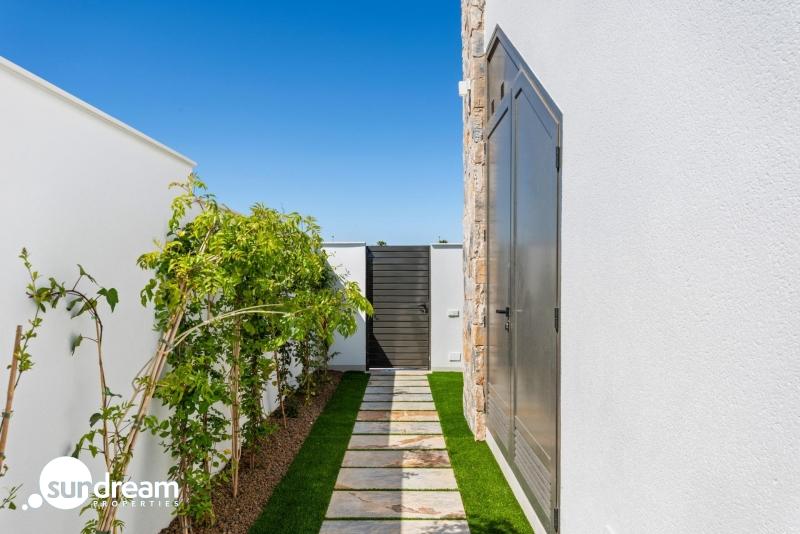 g_42238-25-33 Villa en una sola planta con 3 dormitorios, solarium y piscina privada a la venta en Los Alcazares