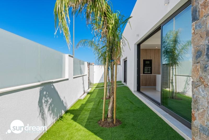 g_42238-25-35 Villa en una sola planta con 3 dormitorios, solarium y piscina privada a la venta en Los Alcazares