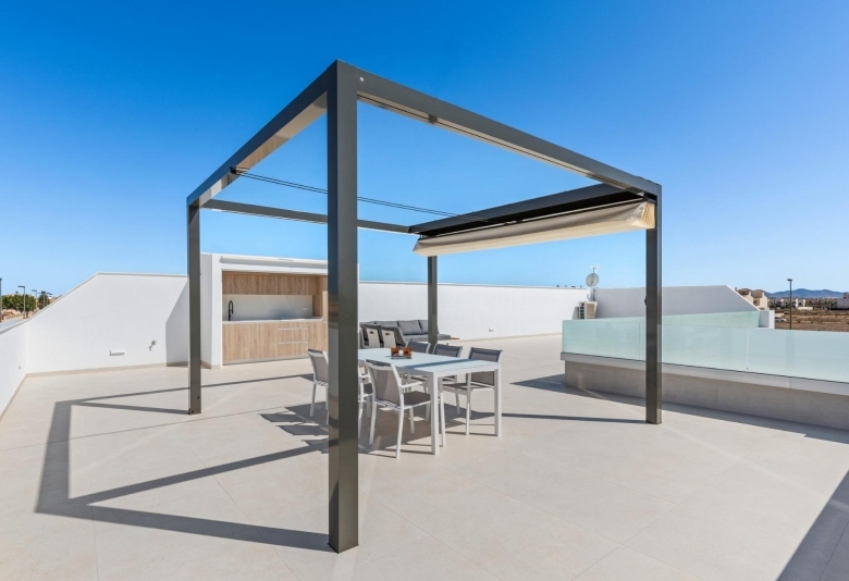 Villa en una sola planta con 3 dormitorios, solarium y piscina privada a la venta en Los Alcazares