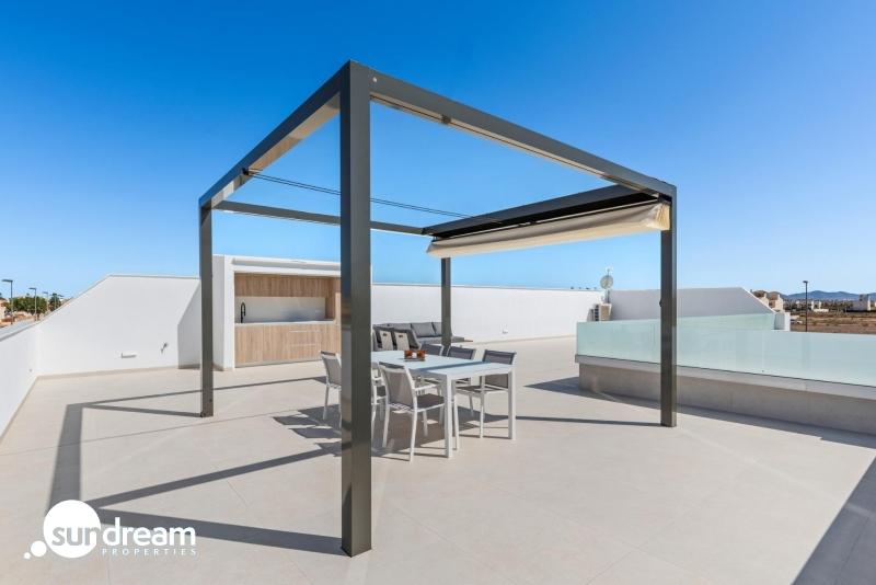Villa en una sola planta con 3 dormitorios, solarium y piscina privada a la venta en Los Alcazares