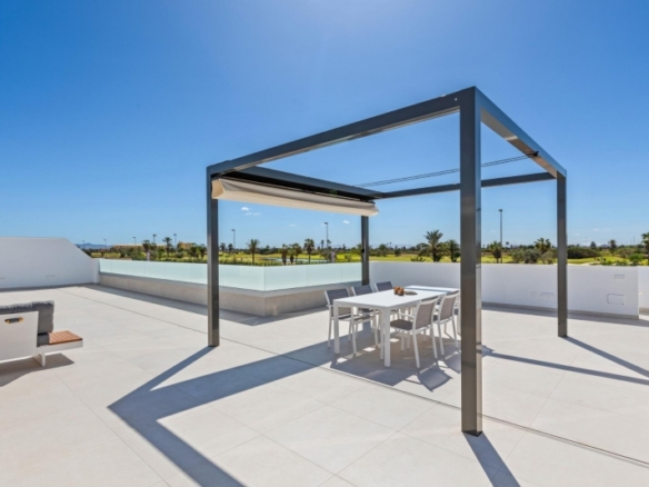 Villa en una sola planta con 3 dormitorios, solarium y piscina privada a la venta en Los Alcazares