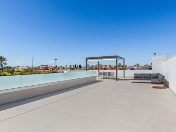 Villa en una sola planta con 3 dormitorios, solarium y piscina privada a la venta en Los Alcazares