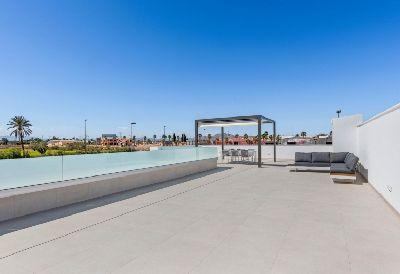 Villa en una sola planta con 3 dormitorios, solarium y piscina privada a la venta en Los Alcazares