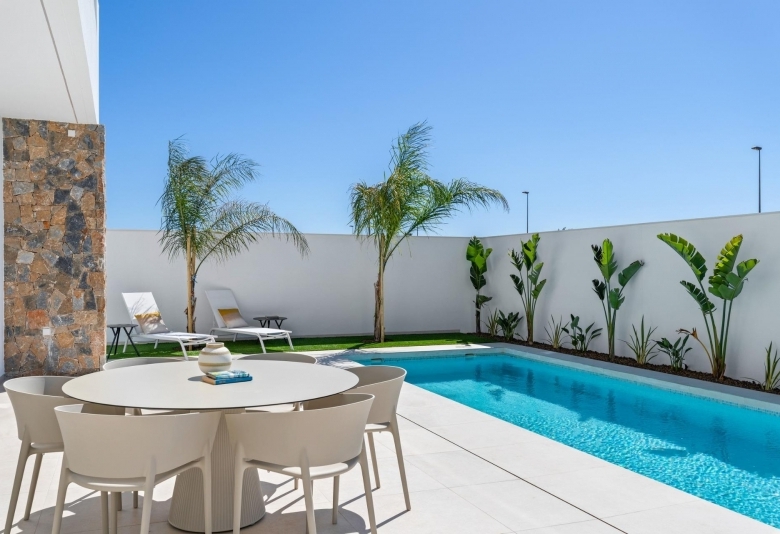 Villa en una sola planta con 3 dormitorios, solarium y piscina privada a la venta en Los Alcazares