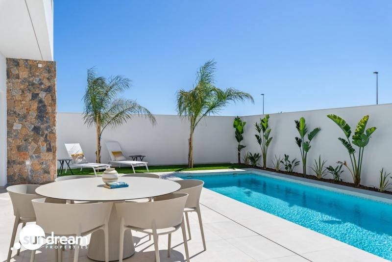 g_42238-25-4 Villa en una sola planta con 3 dormitorios, solarium y piscina privada a la venta en Los Alcazares