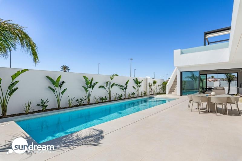 Villa en una sola planta con 3 dormitorios, solarium y piscina privada a la venta en Los Alcazares