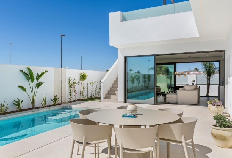 Villa en una sola planta con 3 dormitorios, solarium y piscina privada a la venta en Los Alcazares