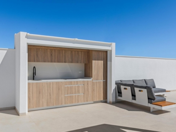 Villa en una sola planta con 3 dormitorios, solarium y piscina privada a la venta en Los Alcazares