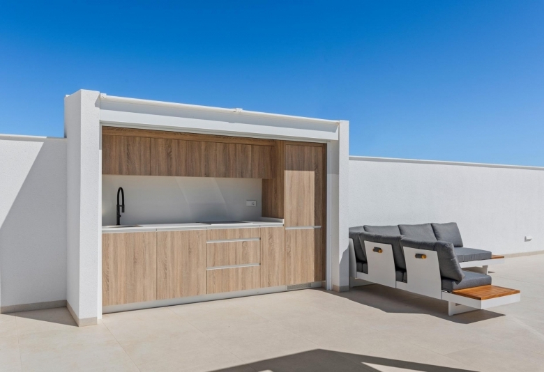 Villa en una sola planta con 3 dormitorios, solarium y piscina privada a la venta en Los Alcazares