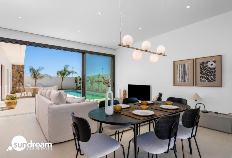 g_42238-25-9 Villa en una sola planta con 3 dormitorios, solarium y piscina privada a la venta en Los Alcazares