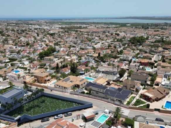 Villa de nueva construcción en Rojales: diseño moderno y ubicación privilegiada