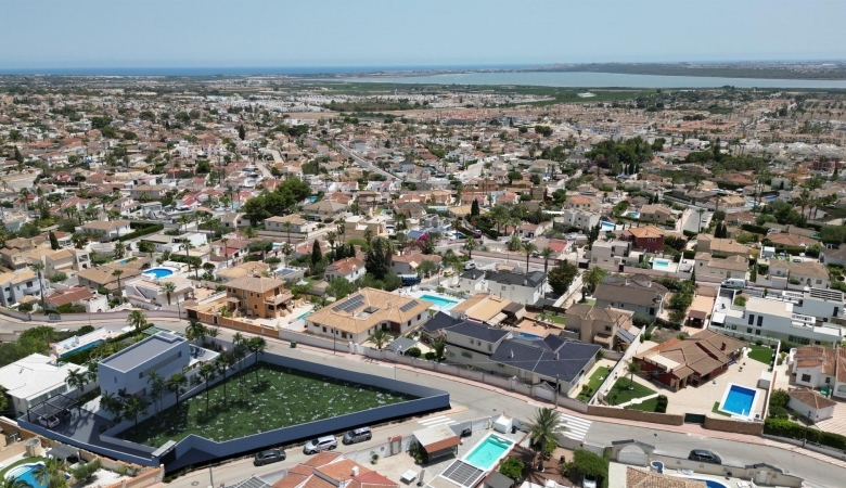 Villa de nueva construcción en Rojales: diseño moderno y ubicación privilegiada