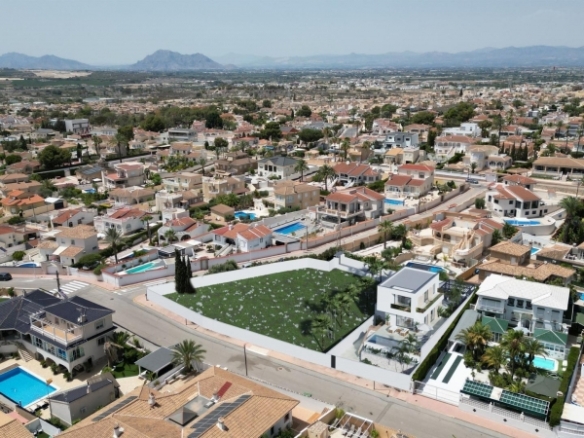 Villa de nueva construcción en Rojales: diseño moderno y ubicación privilegiada