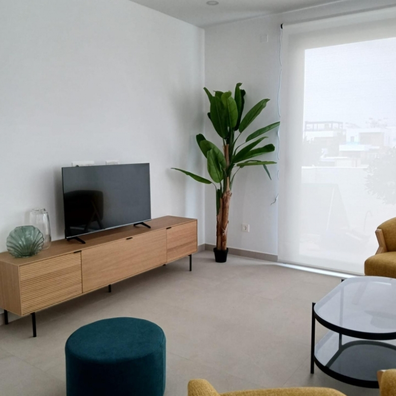 Chalet moderno adosado de nueva construcción con 3 dormitorios a la venta en Bigastro.