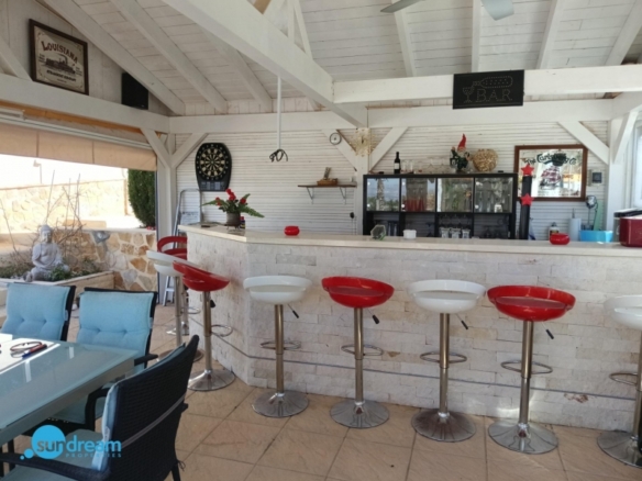 Villa en venta con piscina y terreno El Pinoso Abanilla