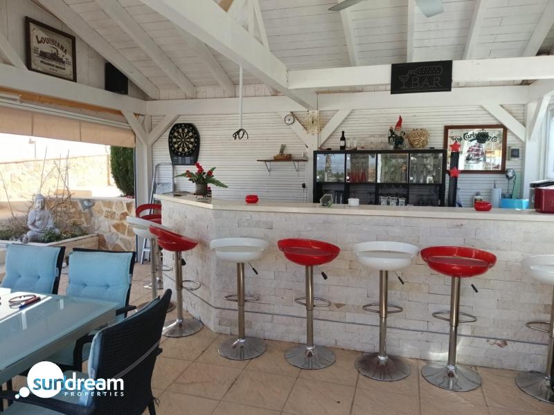 Villa en venta con piscina y terreno El Pinoso Abanilla