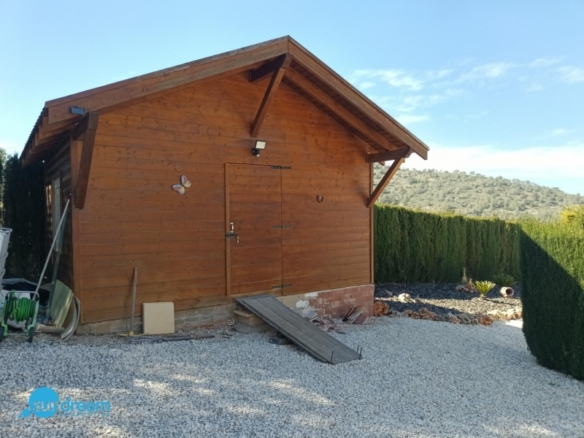 Villa en venta con piscina y terreno El Pinoso Abanilla