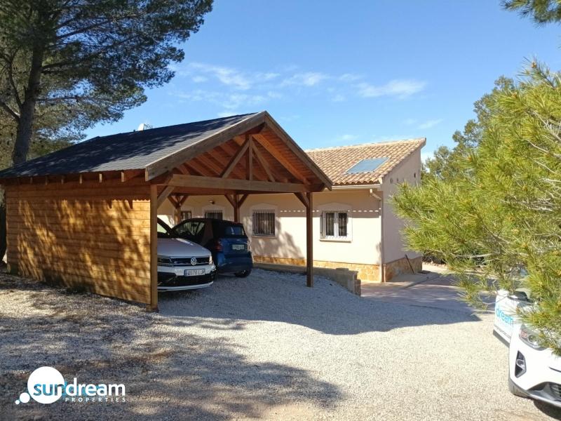 Villa en venta con piscina y terreno El Pinoso Abanilla