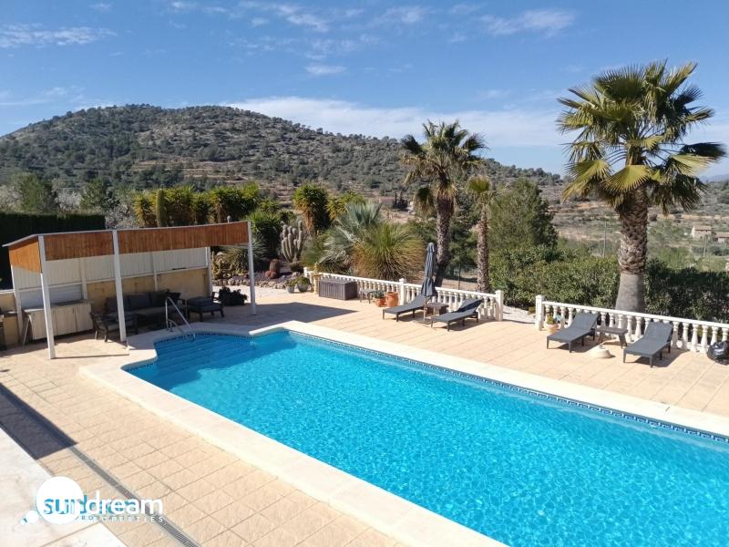 Villa en venta con piscina y terreno El Pinoso Abanilla