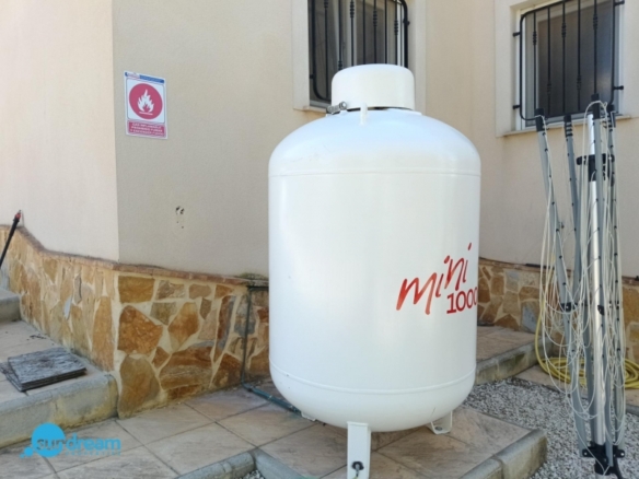Villa en venta con piscina y terreno El Pinoso Abanilla
