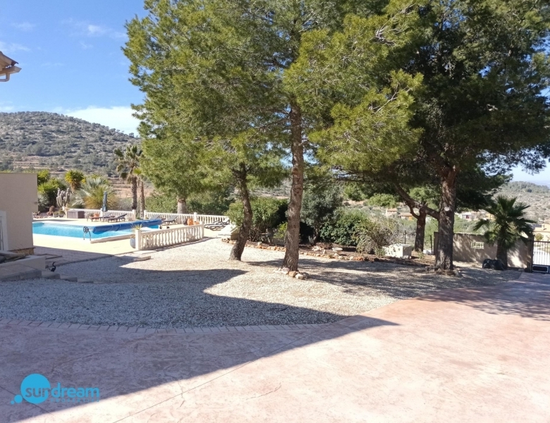 Villa en venta con piscina y terreno El Pinoso Abanilla
