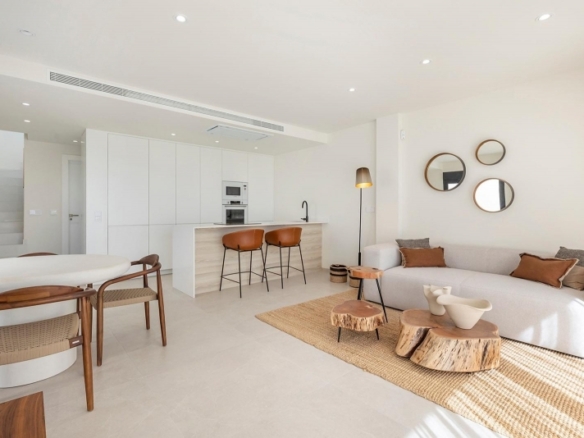 Villa de nueva construcción con 3 dormitorios y piscina privada en venta en Los Alcazares.