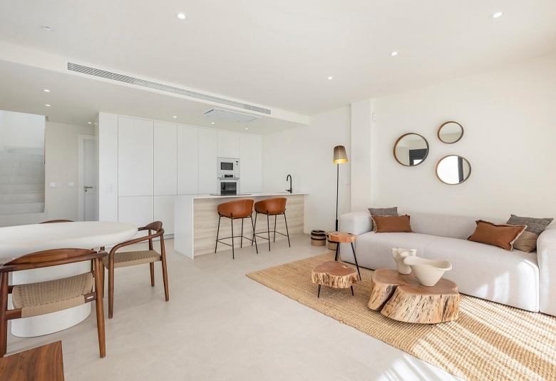 Villa de nueva construcción con 3 dormitorios y piscina privada en venta en Los Alcazares.