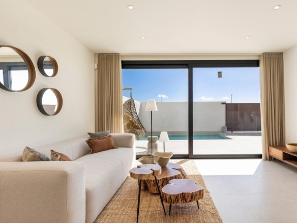 Villa de nueva construcción con 3 dormitorios y piscina privada en venta en Los Alcazares.
