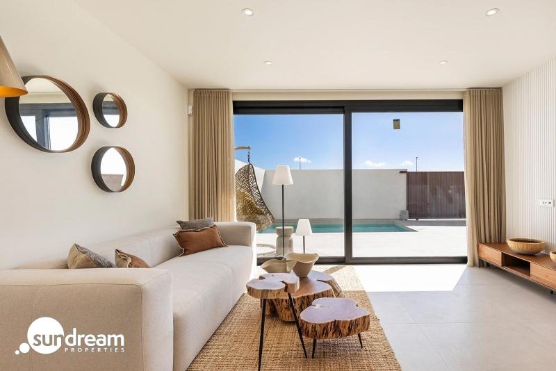 g_42664-18-15 Villa de nueva construcción con 3 dormitorios y piscina privada en venta en Los Alcazares.