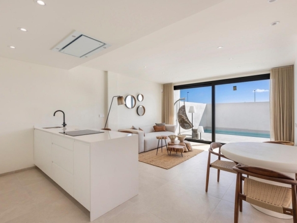 Villa de nueva construcción con 3 dormitorios y piscina privada en venta en Los Alcazares.