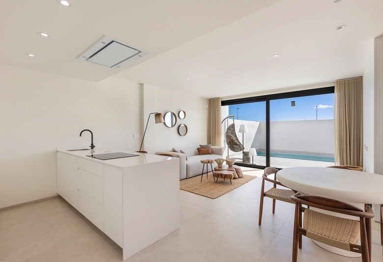 Villa de nueva construcción con 3 dormitorios y piscina privada en venta en Los Alcazares.
