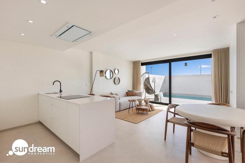 g_42664-18-16 Villa de nueva construcción con 3 dormitorios y piscina privada en venta en Los Alcazares.