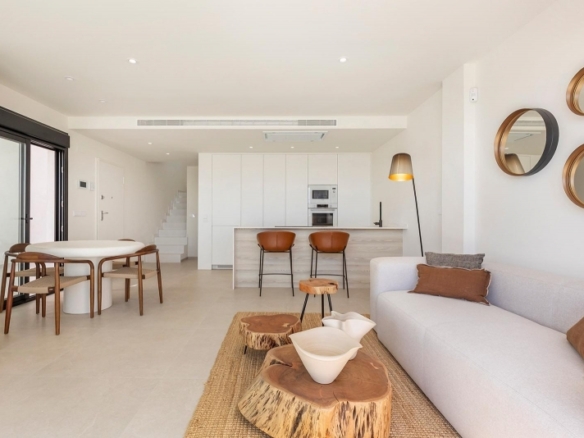 Villa de nueva construcción con 3 dormitorios y piscina privada en venta en Los Alcazares.