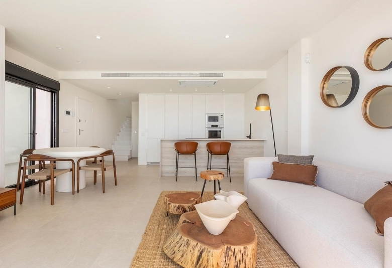 Villa de nueva construcción con 3 dormitorios y piscina privada en venta en Los Alcazares.