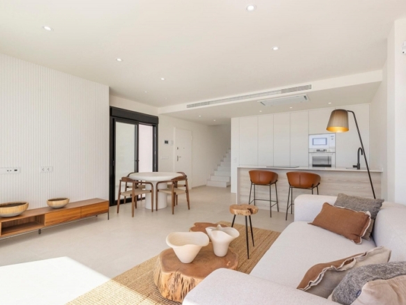 Villa de nueva construcción con 3 dormitorios y piscina privada en venta en Los Alcazares.