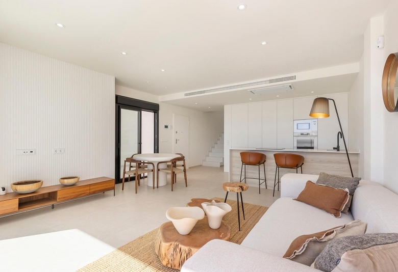 Villa de nueva construcción con 3 dormitorios y piscina privada en venta en Los Alcazares.