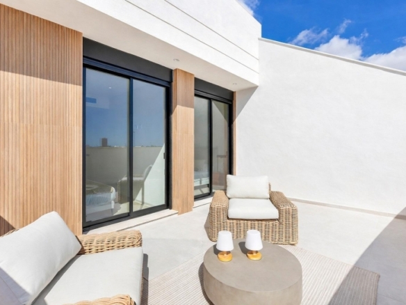 Villa de nueva construcción con 3 dormitorios y piscina privada en venta en Los Alcazares.