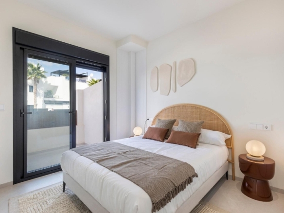 Villa de nueva construcción con 3 dormitorios y piscina privada en venta en Los Alcazares.