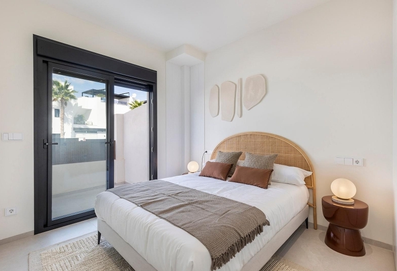 Villa de nueva construcción con 3 dormitorios y piscina privada en venta en Los Alcazares.
