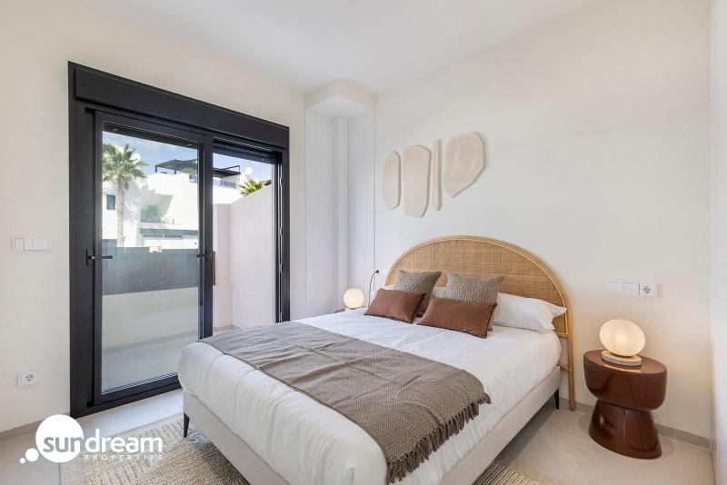 Villa de nueva construcción con 3 dormitorios y piscina privada en venta en Los Alcazares.